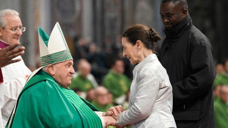Giornata mondiale dei poveri, Papa Francesco a pranzo con 1300 indigenti