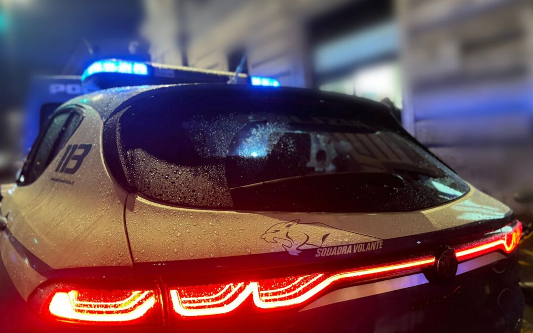 Scontro tra una volante della Polizia e un’auto che non si è fermata all’alt. Feriti due poliziotti