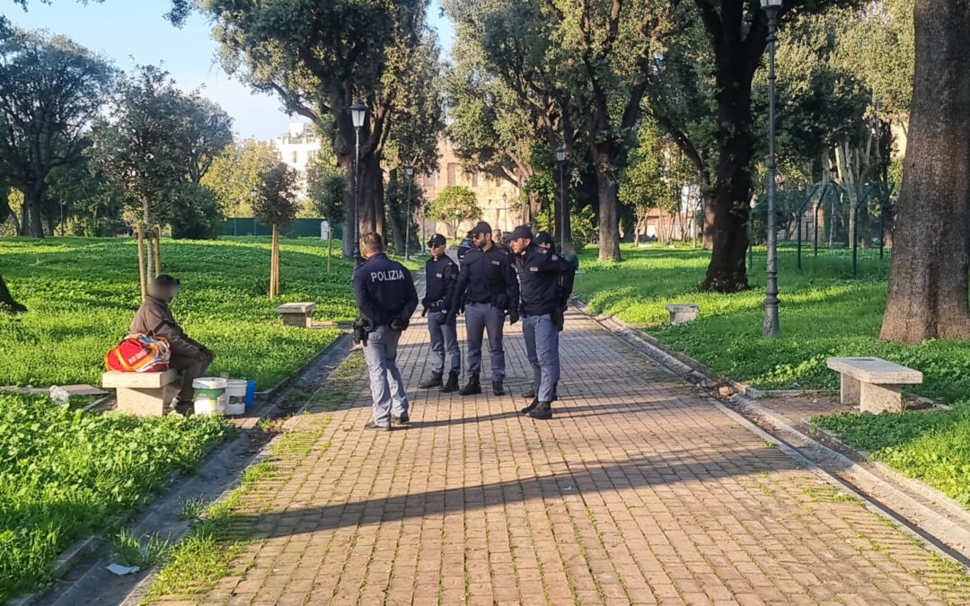 Blitz della Polizia a Tor Bella Monaca: droga nascosta nei giardini e tra i mattoni. 8 persone arrestate
