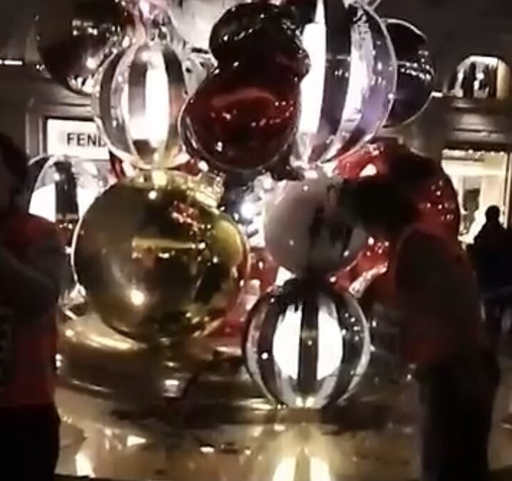 Blitz degli attivisti di Ultima Generazione: vernice nera contro l’albero di Natale di Fendi