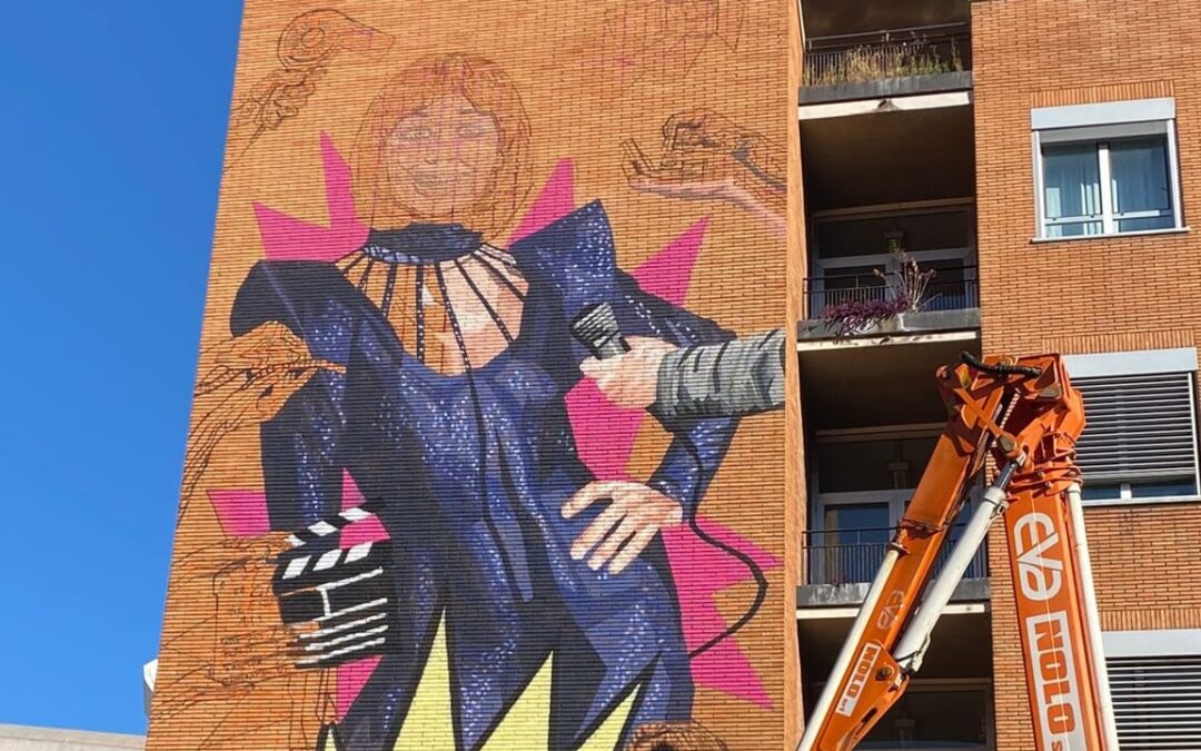 Un murale sulla facciata della sede Rai in via Teulada per ricordare Raffaella Carrà