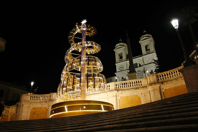 A Piazza di Spagna si accendono le luci dell’albero di Natale di Bulgari, luminarie in via Condotti