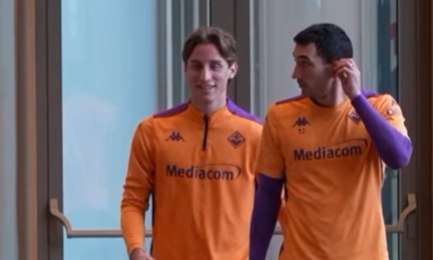Edoardo Bove al Viola Park per riabbracciare i compagni di squadra della Fiorentina