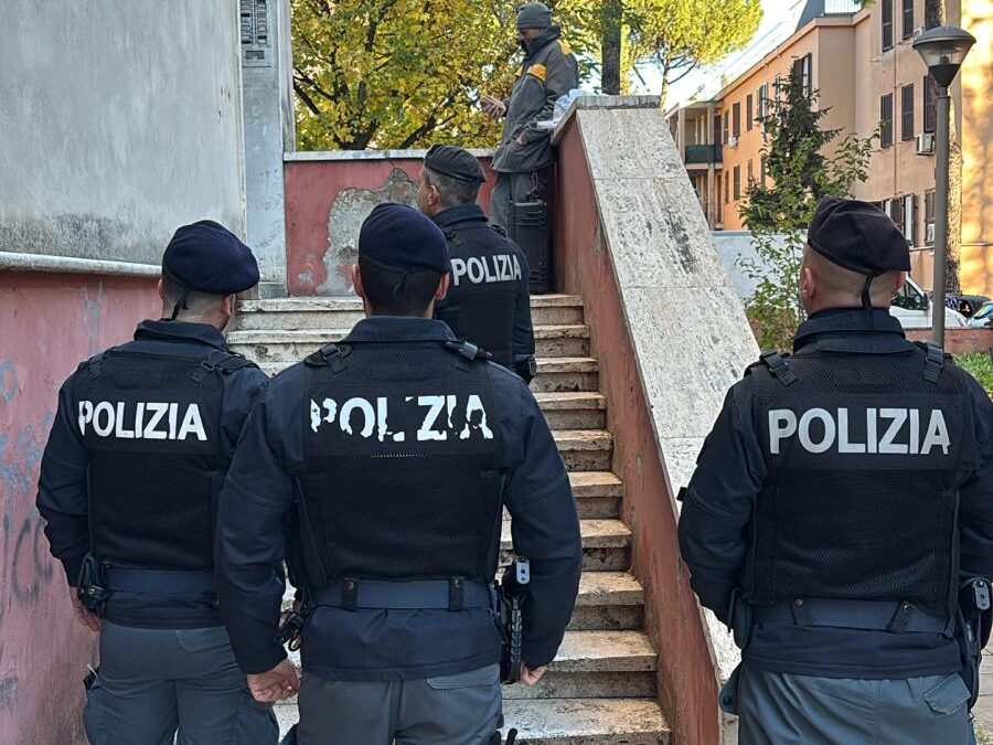 Blitz Quarticciolo: droga nascosta nei tubi dell’acqua, due immobili liberati, 8 stranieri in Questura