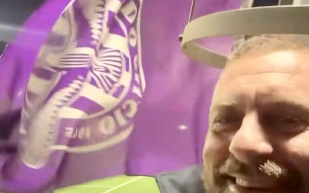 In un video su Instagram Daniele De Rossi sorride mentre sventola la bandiera dell’Ostiamare