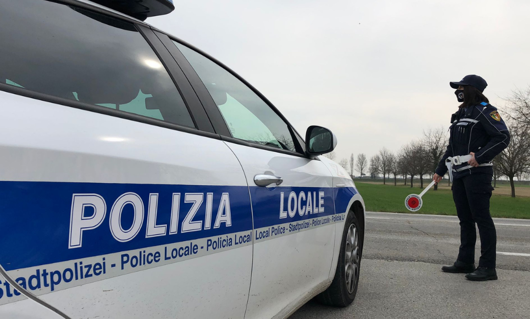 Scontro tra due auto, i passeggeri del suv fuggono. Poi ritornano: “Troppa fila al pronto soccorso”