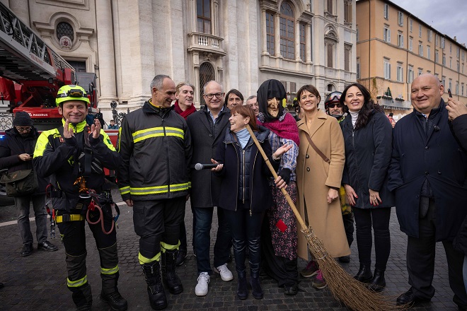 Grande festa per la discesa della Befana in una Piazza Navona fresca di restauri