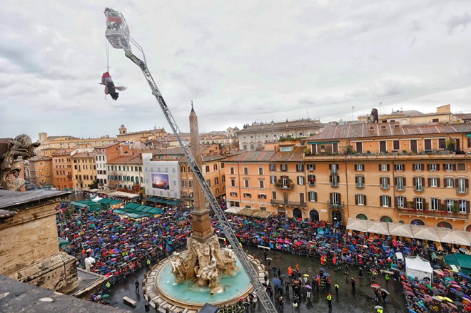 Festa per la discesa della Befana in una Piazza Navona fresca di restauro