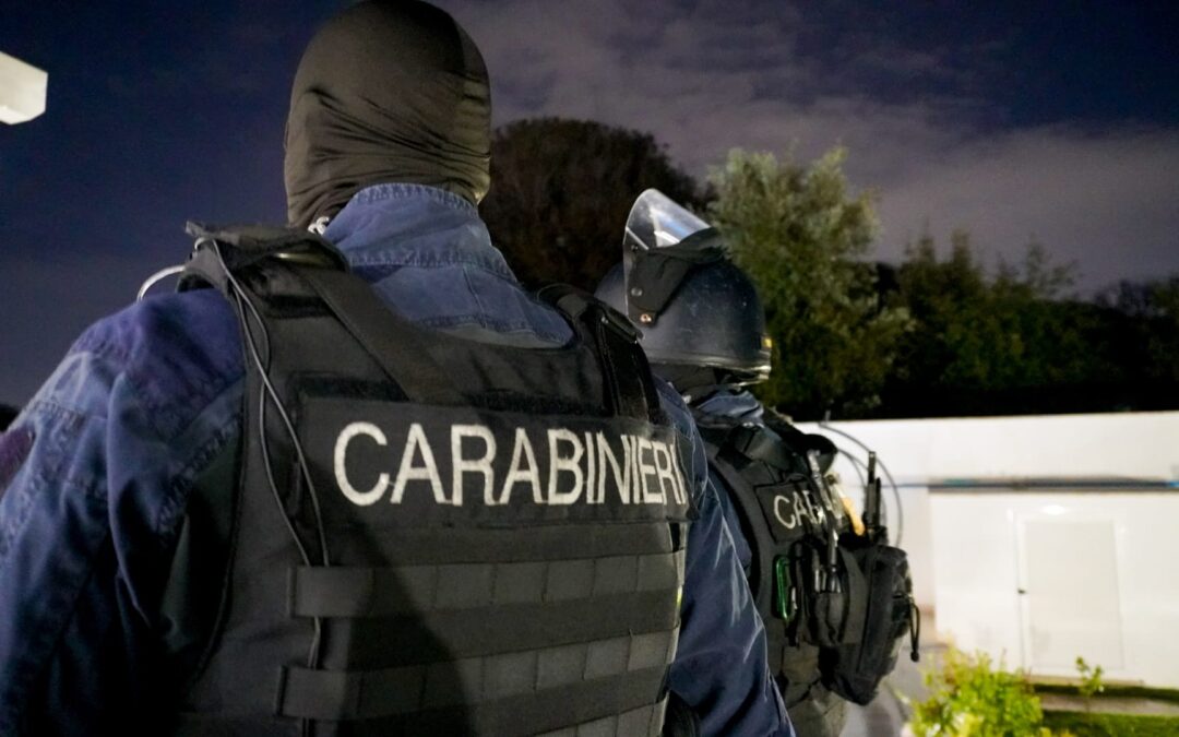 Blitz delle Forze dell’Ordine a Tor Bella Monaca, arresti per droga. Trovata pistola in un ascensore