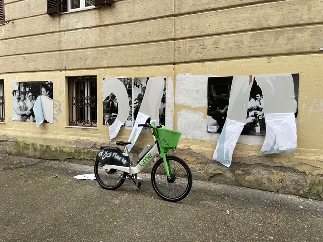 Atto vandalico a Ponte Milvio: strappati i manifesti della mostra su Berlinguer