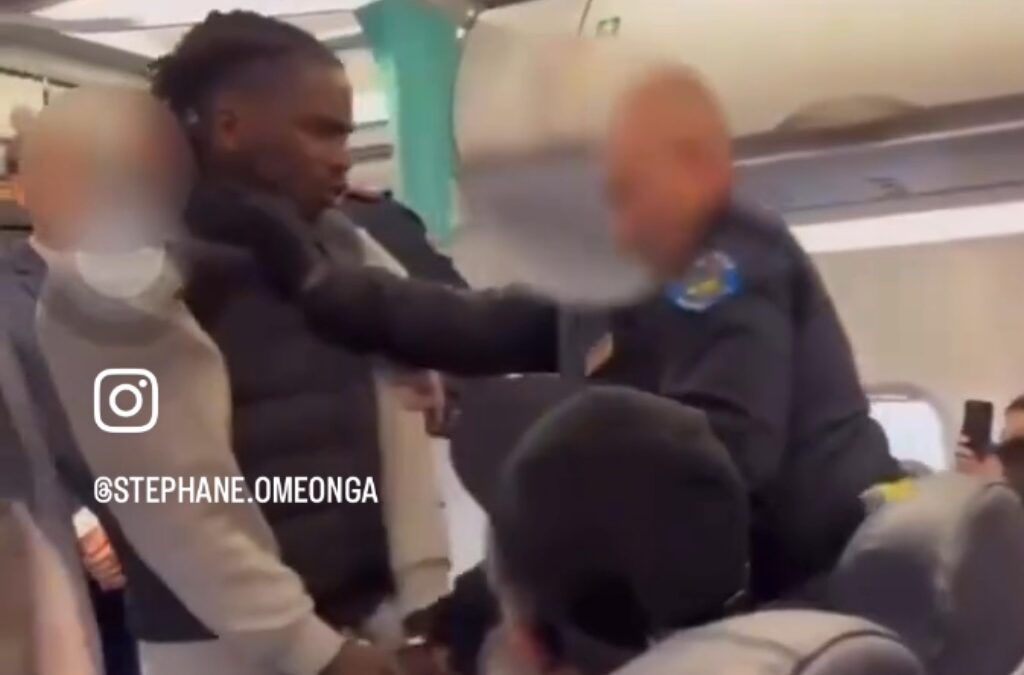 Il calciatore belga Omeonga: “Mi hanno picchiato e fatto scendere con la forza dall’aereo”