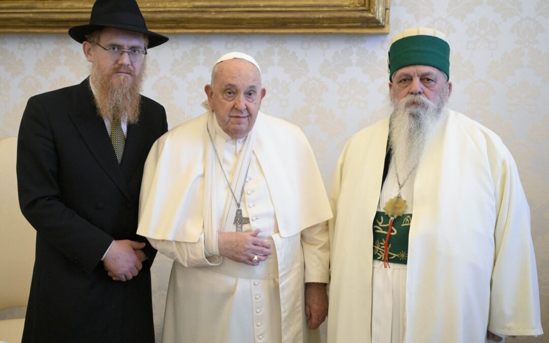 Papa Francesco, caduta a Santa Marta: contusione all’avambraccio destro