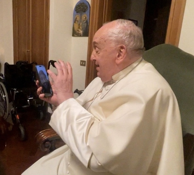 Papa Francesco in videochiamata con la parrocchia di Gaza: “Salam alaikum, prego per voi”