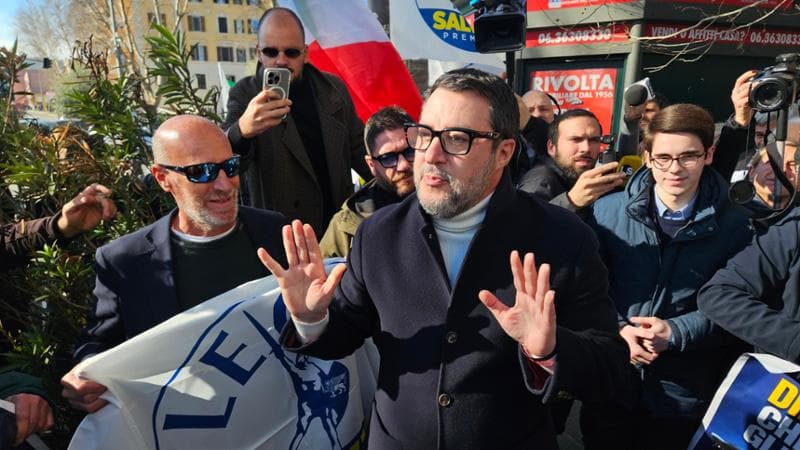 Matteo Salvini a Ponte Milvio per raccogliere firme sul Ddl sicurezza