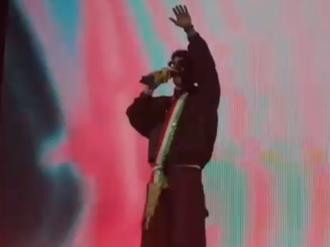 Tony Effe arriva sul palco al Palasport indossando la fascia tricolore da sindaco