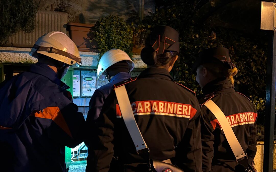 Carabinieri denunciano e multano tre persone per furto di energia elettrica e mancata sicurezza