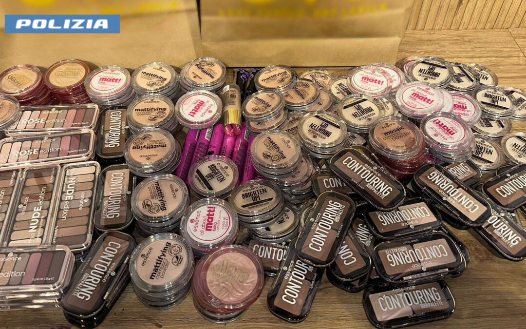 Rubano creme di bellezza e cosmetici in un negozio, tre persone arrestate