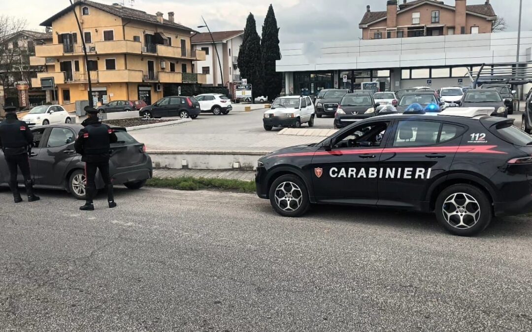 Tenta di fuggire aggredendo carabiniere, aveva con sé una pistola: arrestato 39enne