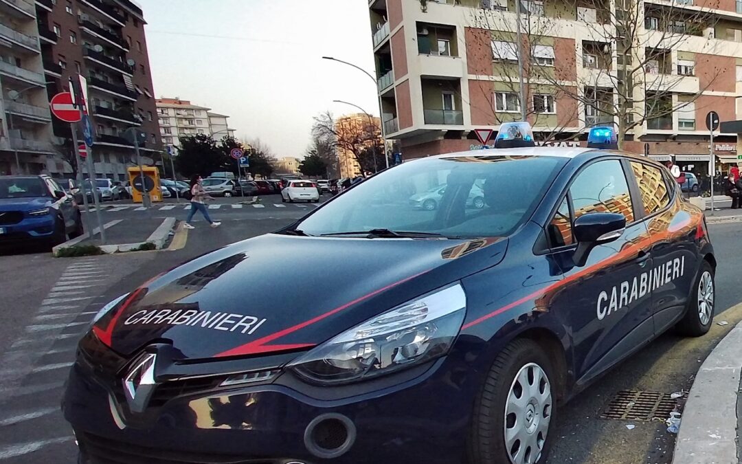 Paura a Ostia, un ragazzo si aggirava tra i passanti brandendo un coltello