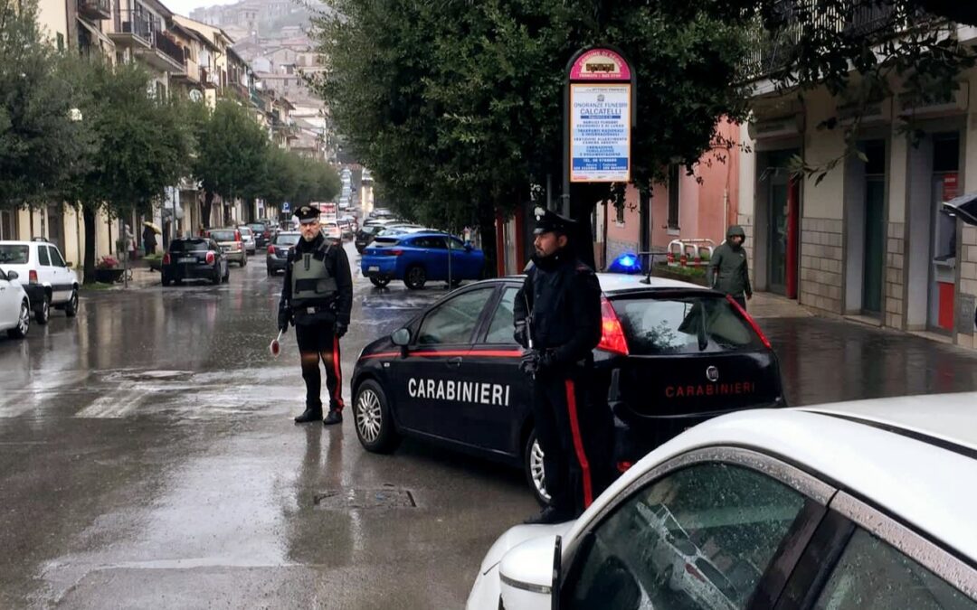 Perseguitano l’insegnante del figlio, arresto e braccialetto elettronico per i genitori