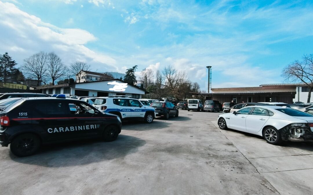 Blitz dei carabinieri nel centro autodemolizioni, sequestrati 275 mezzi