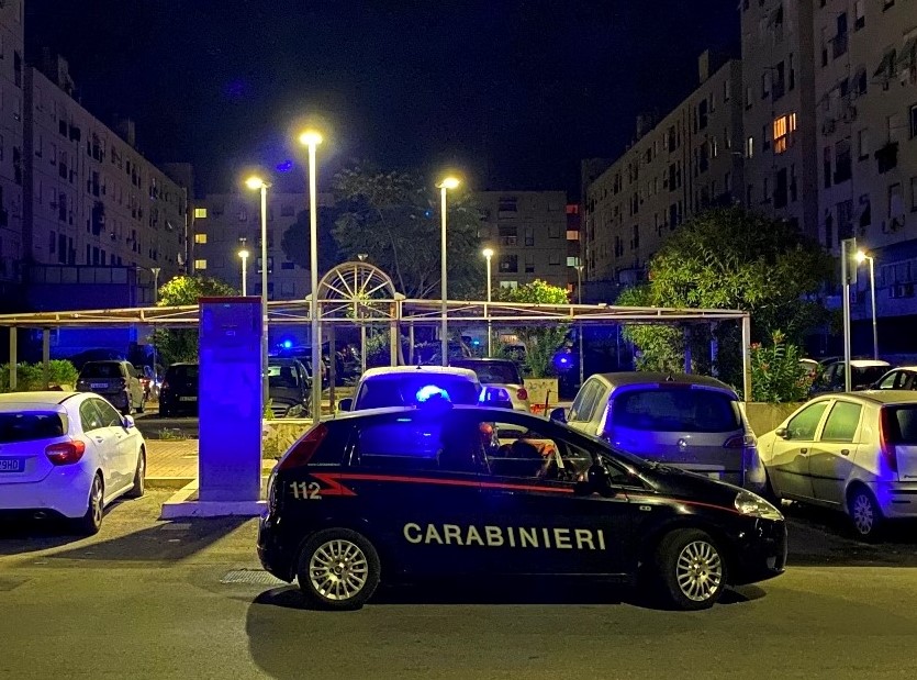 Allacci abusivi, topi nei negozi e droga: arresti e denunce a Tor Bella Monaca