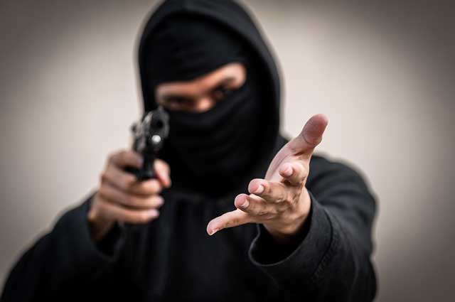 Irrompono in un appartamento in sei e armati. Bottino da 50mila euro