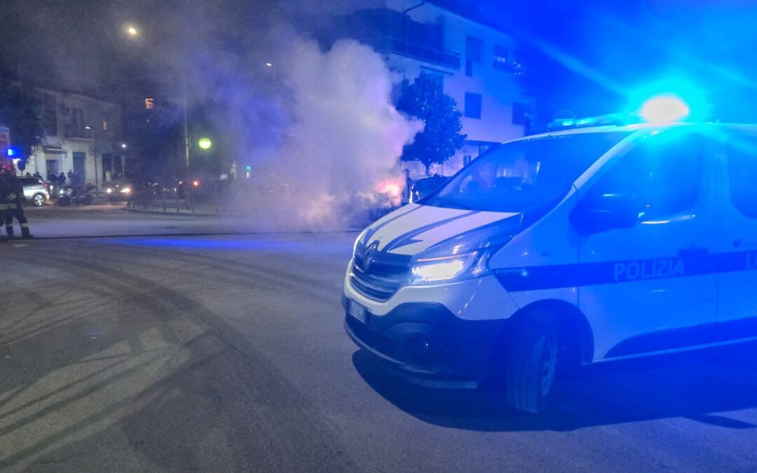 Ciampino, auto in fiamme in piazza della Pace, i ringraziamenti alla Polizia Locale del sindaco