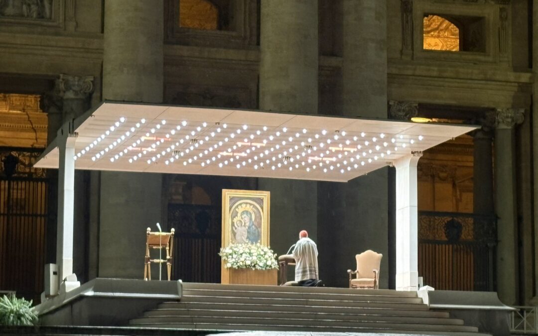 In centinaia in Piazza San Pietro hanno pregato per il Papa