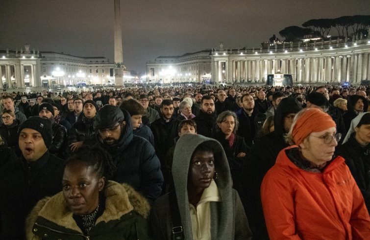 Papa al Gemelli: il cardinale Tagle guiderà il Rosario di stasera in piazza San Pietro