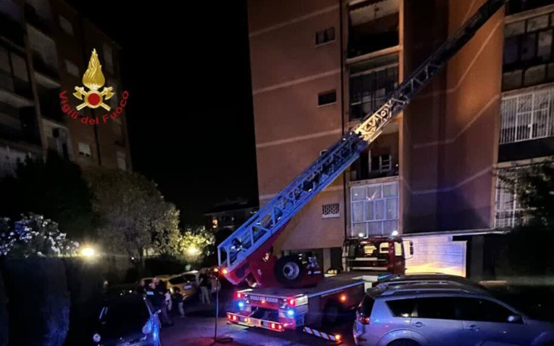 Notte di paura a Fonte Ostiense, incendio distrugge un appartamento