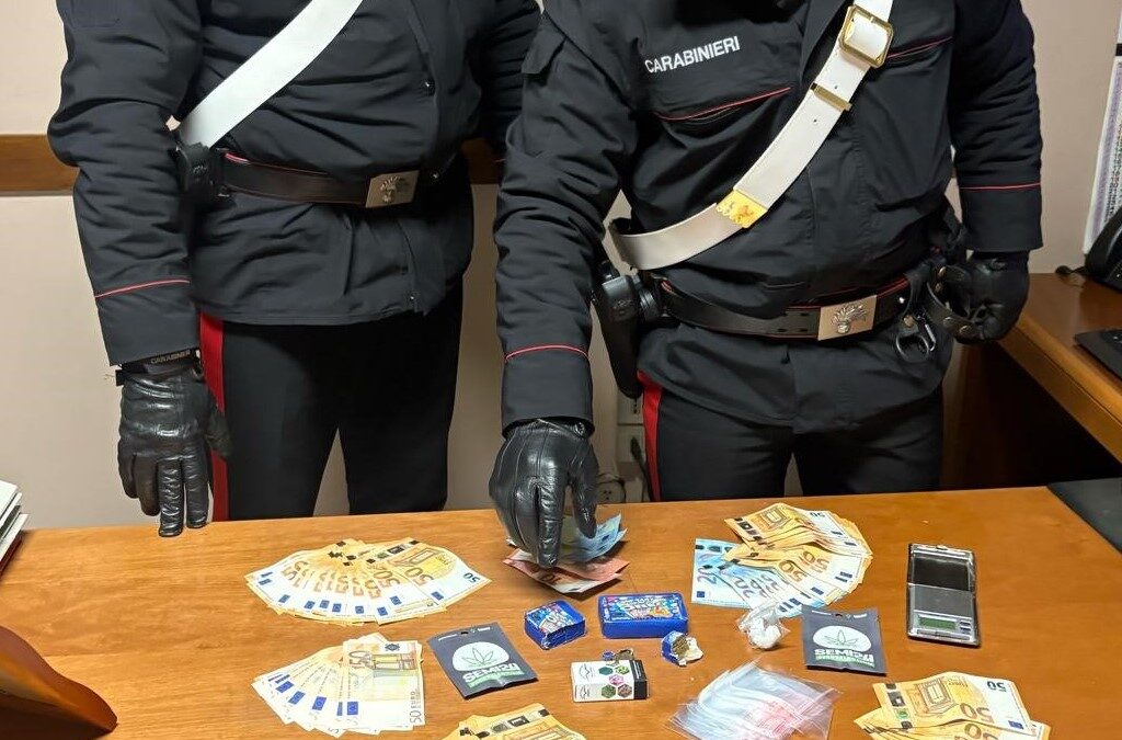 Detenzione di droga ai fini di spaccio, due arresti. Sequestrati 4 mila euro in contanti