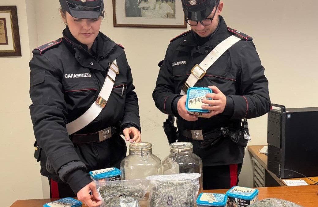 Nascondeva in casa 400 grammi di marijuana nei barattoli, arrestato 66enne