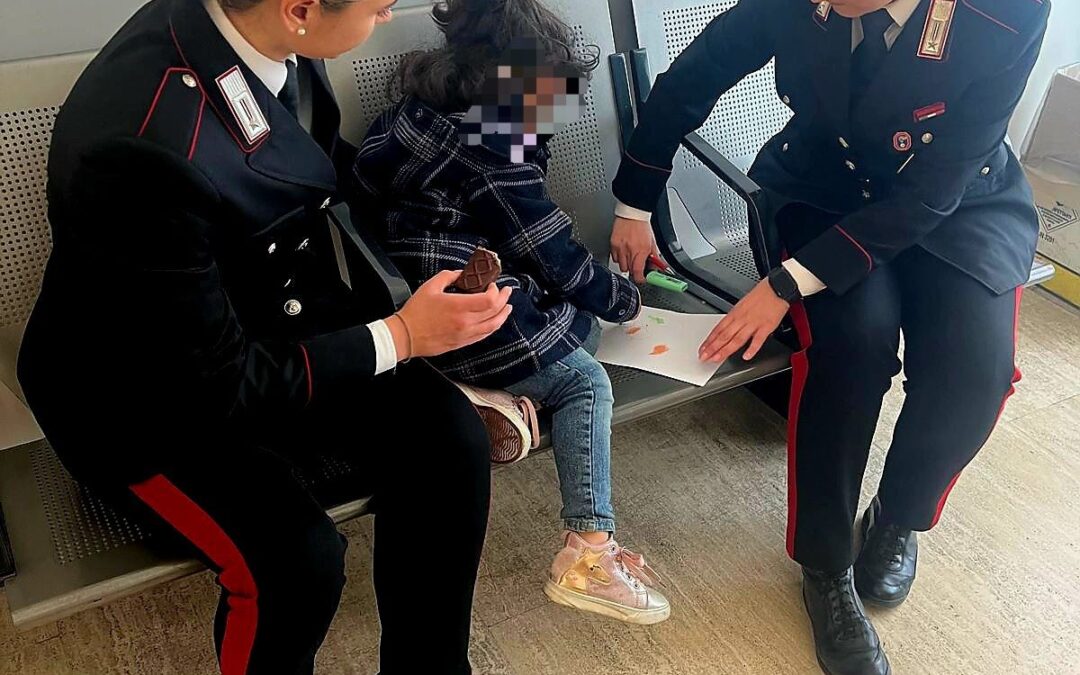 ‘Mamma ho perso il treno’, bambina di tre anni salvata alla stazione Termini dai Carabinieri