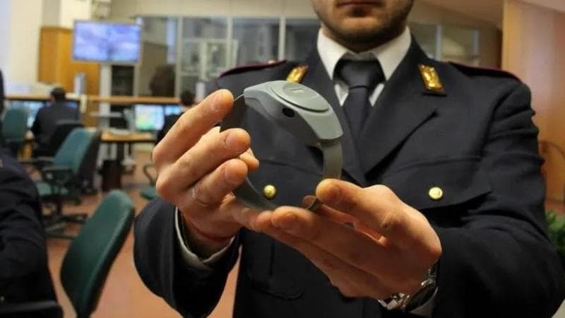 Taglia il braccialetto elettronico antistalking, denunciato dai Carabinieri