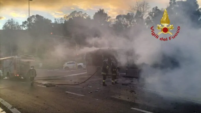 Roma, bus Tpl distrutto dalle fiamme a Portuense