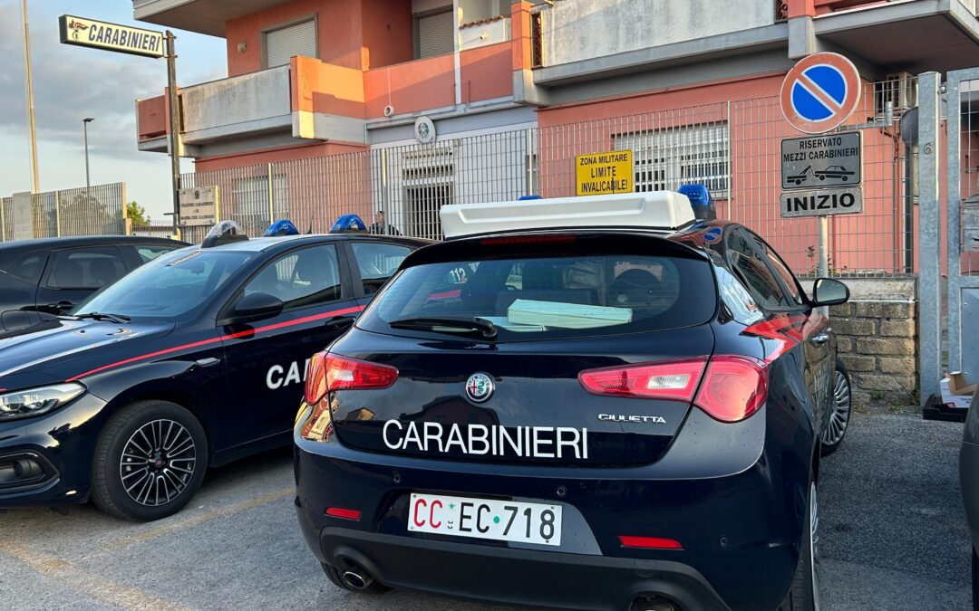 Rubano soldi dalla cassa e investono la commessa, arrestati un uomo e una donna