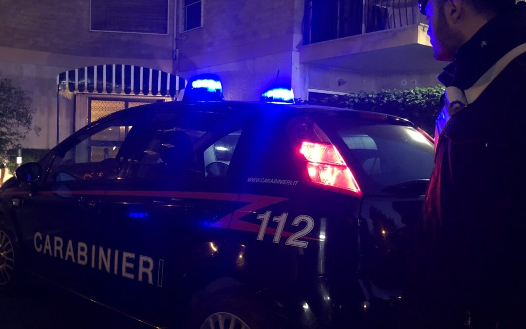 Picchia e minaccia la moglie e il figlio disabile, 63enne arrestato dai Carabinieri