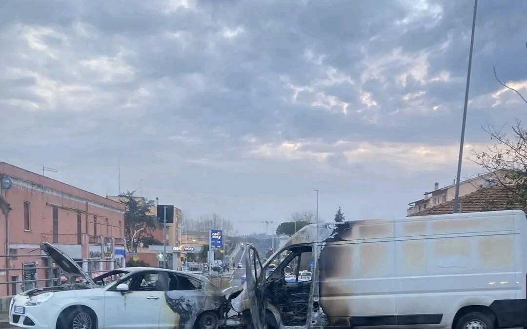 Maxi rapina a Commercity, auto bruciate e chiodi sull’asfalto per bloccare le strade. Banda in fuga