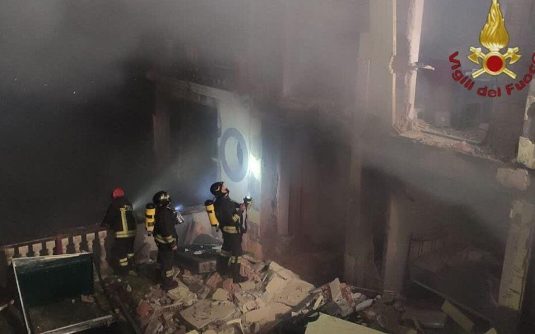 Esplosione in un appartamento, gravissimo un uomo. I Vigili del Fuoco salvano i suoi cani