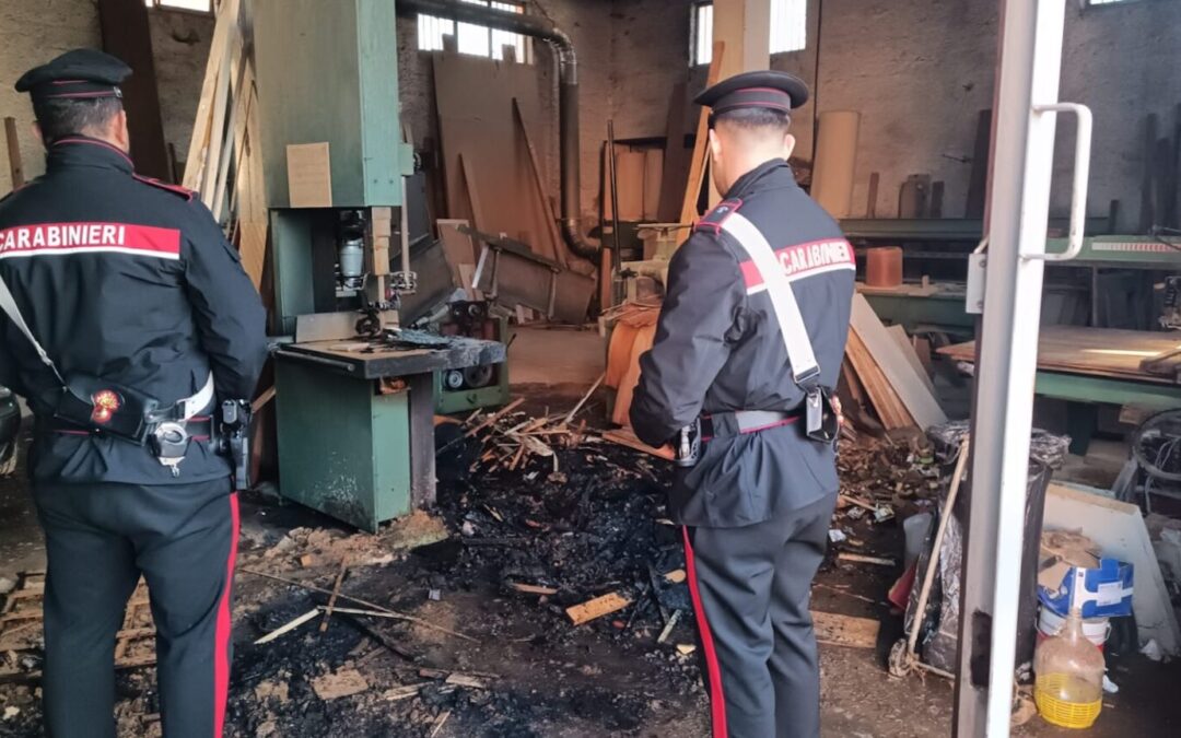 Gesto eroico di una 76enne: spegne da sola l’incendio scoppiato nella falegnameria sotto casa