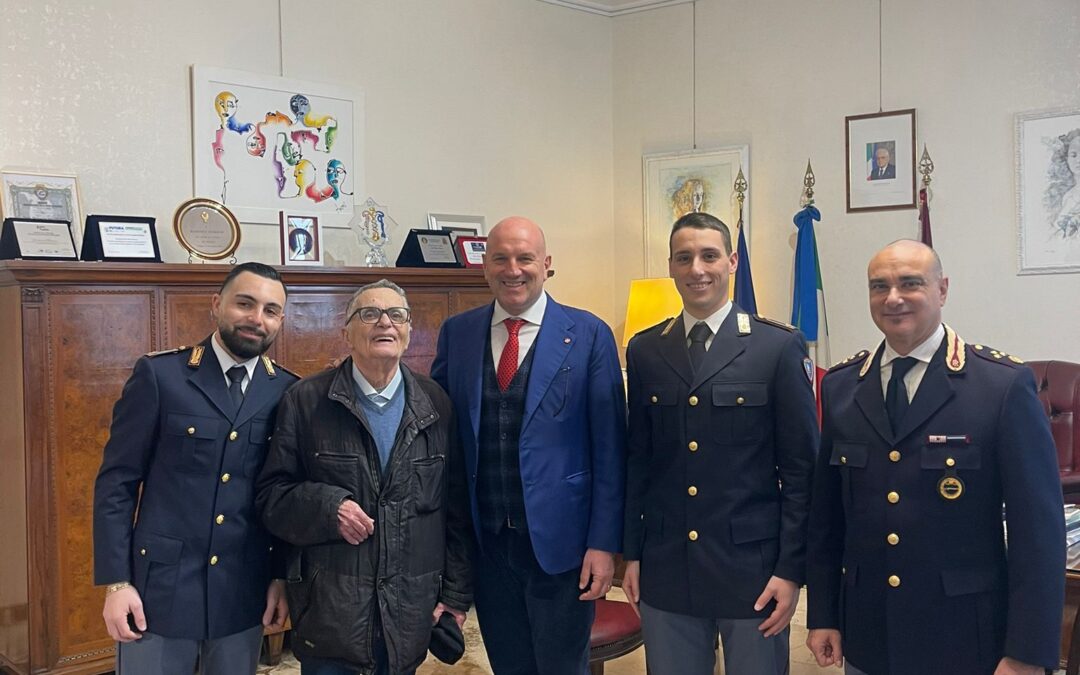Andrea, vittima di una rapina, incontra il Questore e gli agenti che hanno recuperato il bottino