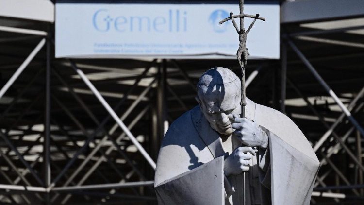 Papa Francesco, ricoverato al Gemelli: condizioni cliniche stazionarie. Prosegue l’iter terapeutico