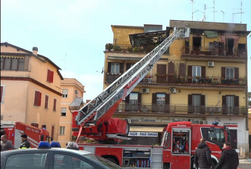 A fuoco appartamento in via Flaminia Nuova a Labaro: morta una anziana donna