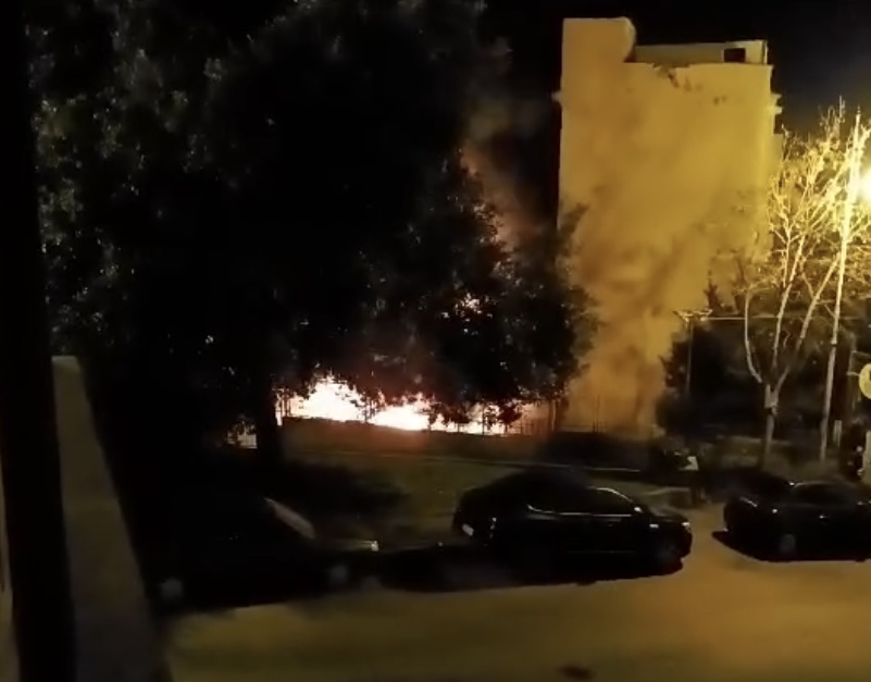 Incendio doloso nel parcheggio interno del commissariato di Albano