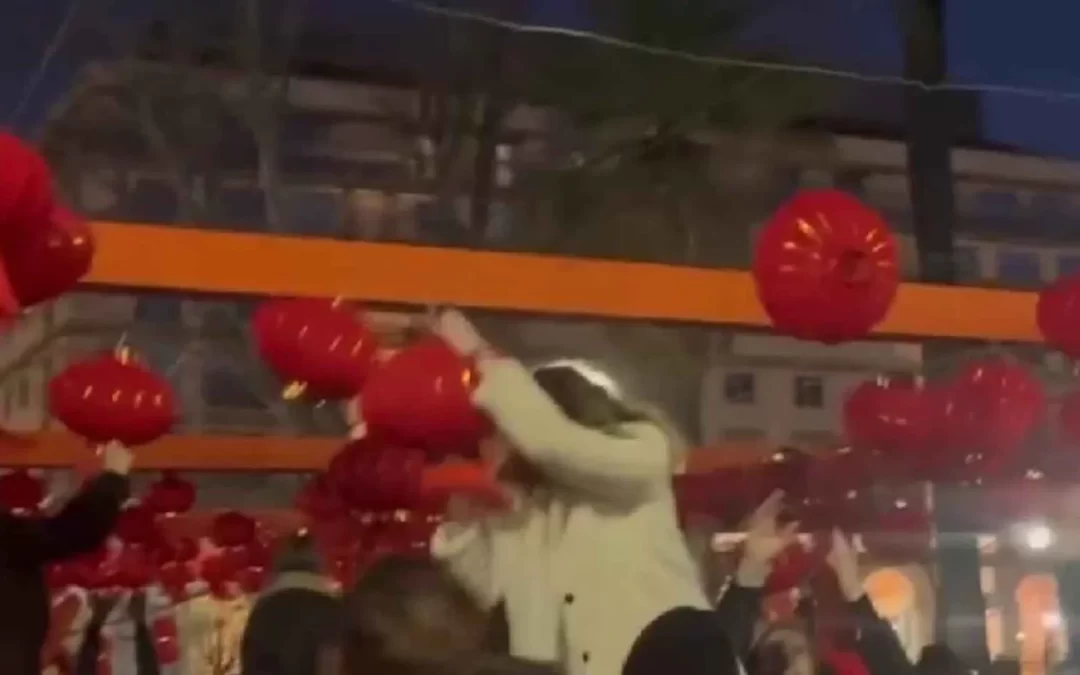 Capodanno cinese a Piazza Vittorio: lanterne rosse rubate e caos tra la folla, crolla una trave