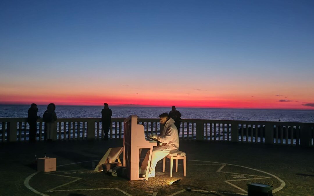 La storia di Angelo e del suo pianoforte rosa: dal Pontile di Ostia agli Stati Uniti