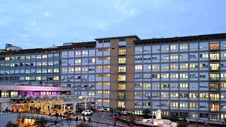 Il Papa al Gemelli, lieve miglioramento delle condizioni