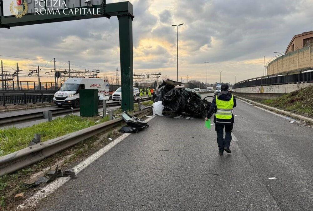 Auto si ribalta in Tangenziale: due ragazze ferite, una è in gravi condizioni