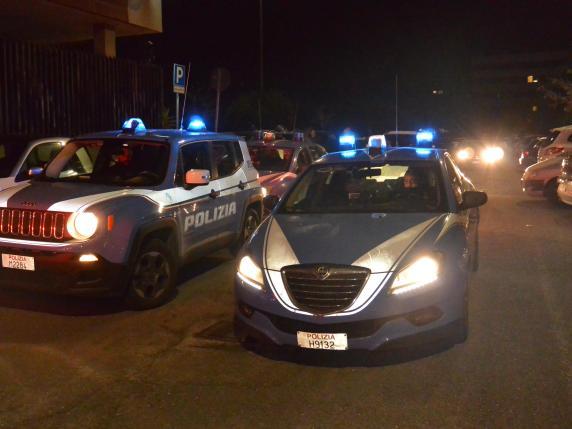 Scontro tra bande di stranieri al Colosseo: grave un 17enne accoltellato all’addome